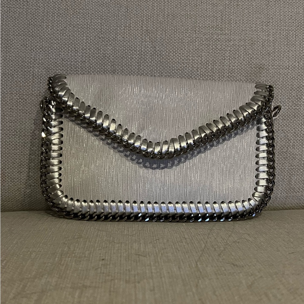 ⭐️NWOT⭐️Sondra Roberts Squared Metallic Silver Crossbody Bag w/ Metal ChainStrap